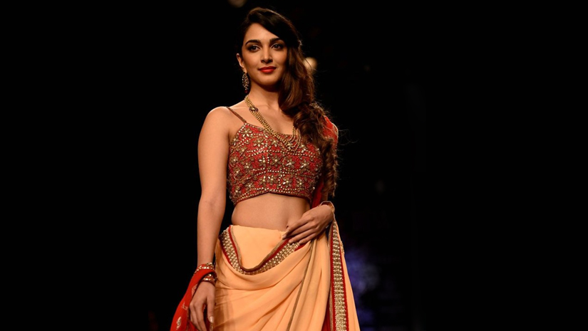 Kiara-Advani-walks-the-ramp-at-IIJW-2015