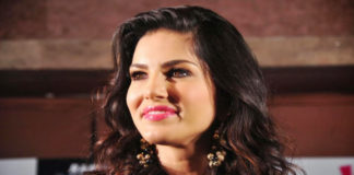 Sunny-Leone-ties-Rakhi-to-h