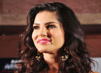 Sunny-Leone-ties-Rakhi-to-h