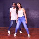 Gauhar-Khan-Aate-Jaate-Dance-Video