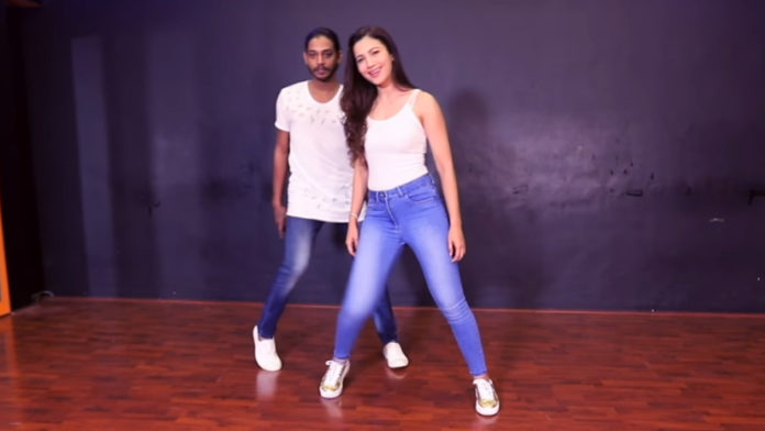 Gauhar-Khan-Aate-Jaate-Dance-Video