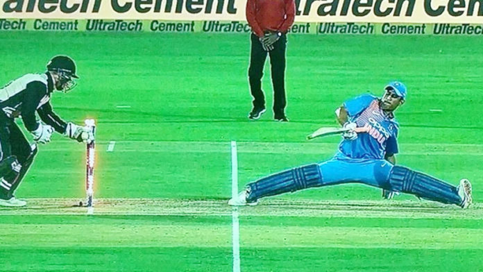 MS-Dhoni-Split-Moment