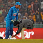 Fan-Touched-MS-Dhoni-Feet