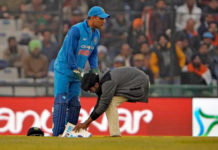 Fan-Touched-MS-Dhoni-Feet