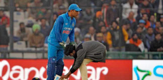 Fan-Touched-MS-Dhoni-Feet