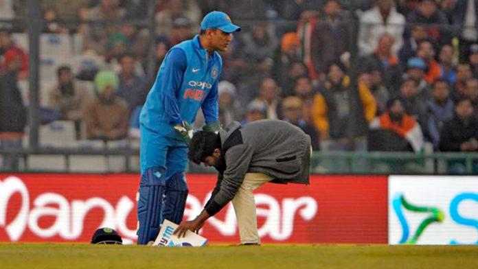 Fan-Touched-MS-Dhoni-Feet